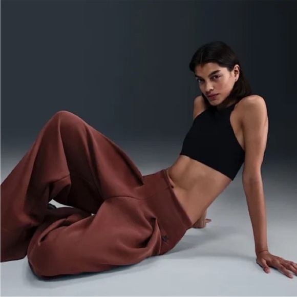 Nike Sportswear Tech Fleece
Women's High-Waisted Pleated Pants full length - Picture 2 of 11